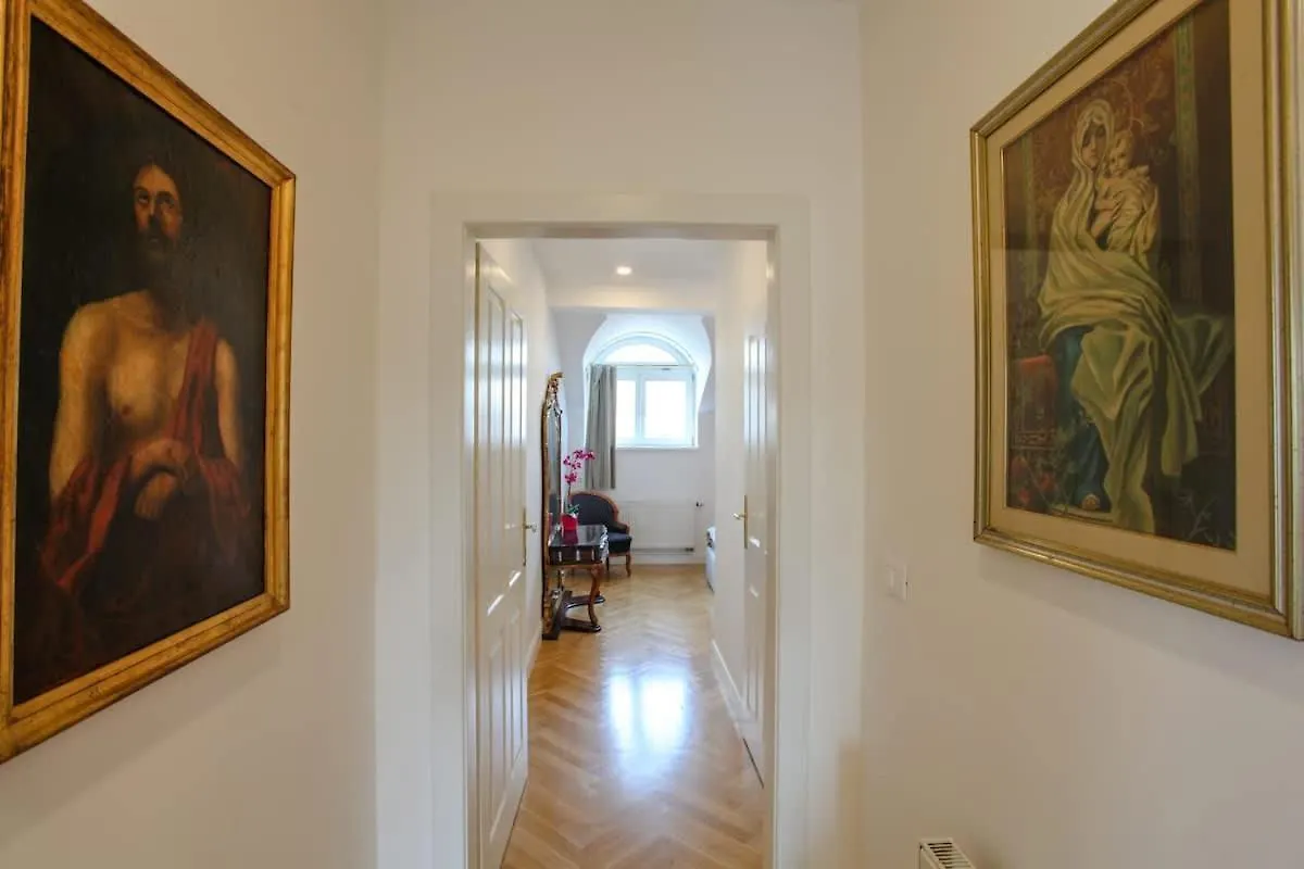 Charles Bridge Unique Maisonette Praga 0*,